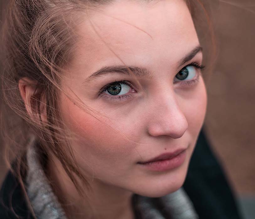 A shallow focus photo of a woman face
